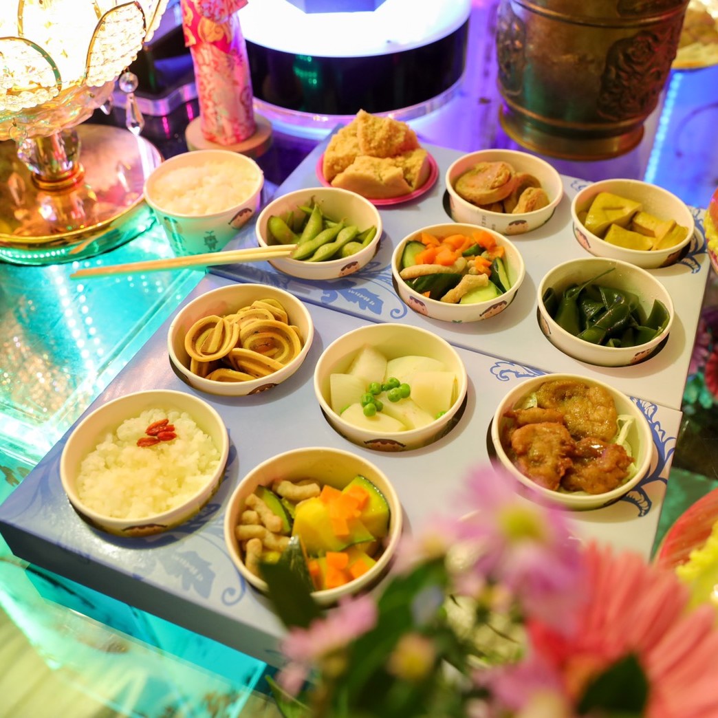 泰中节日的庆祝祭祀有vari的祖先 库存照片. 图片 包括有 饮料, 果子, 食物, 聚会所, 玻璃, 农村 - 80742128